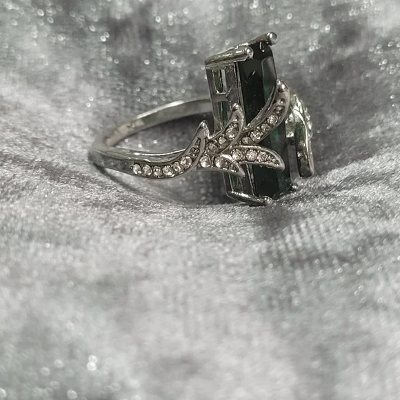 Leaf Green Rectangular Cubic Zirconia Ring - Picture 7 of 10